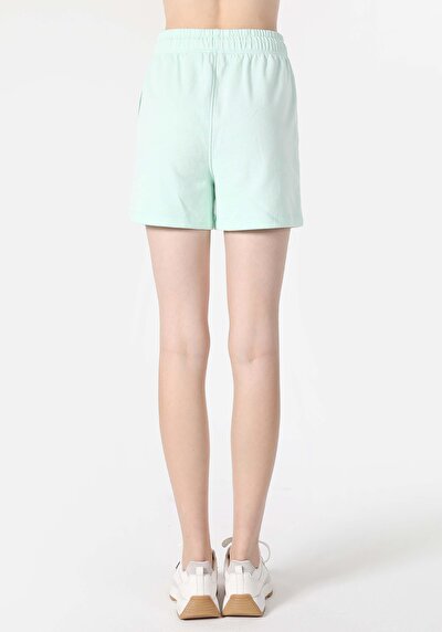 صورة من عادي مقاس متوسط الخصر نسائي شورت أخضر