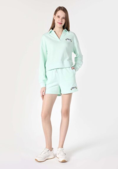 صورة من عادي مقاس متوسط الخصر نسائي شورت أخضر