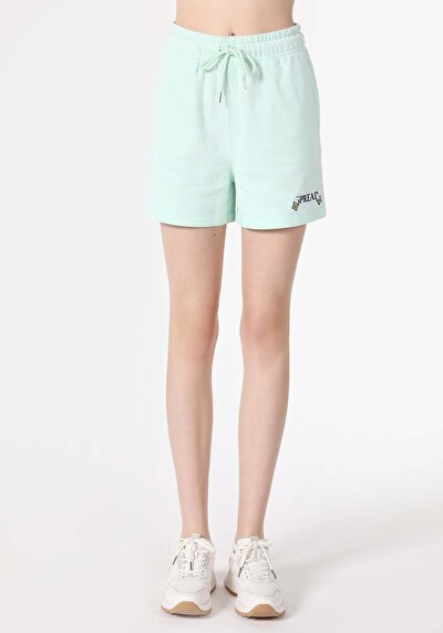 صورة من عادي مقاس متوسط الخصر نسائي شورت أخضر