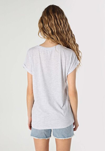 صورة من رمادي للنساء تي شيرت بأكمام قصيرة