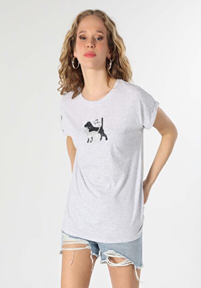 صورة من رمادي للنساء تي شيرت بأكمام قصيرة