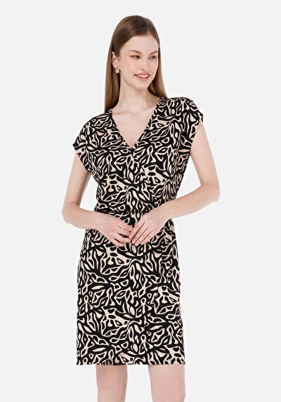 صورة من عادي فستان نسائي أسود بأكمام قصيرة