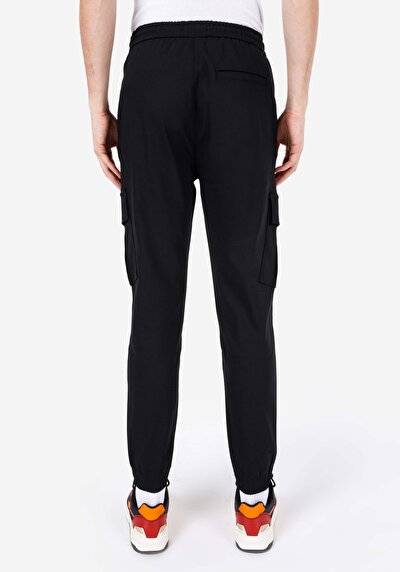 صورة من نحيف الخصر للرجال بنطلون أسود