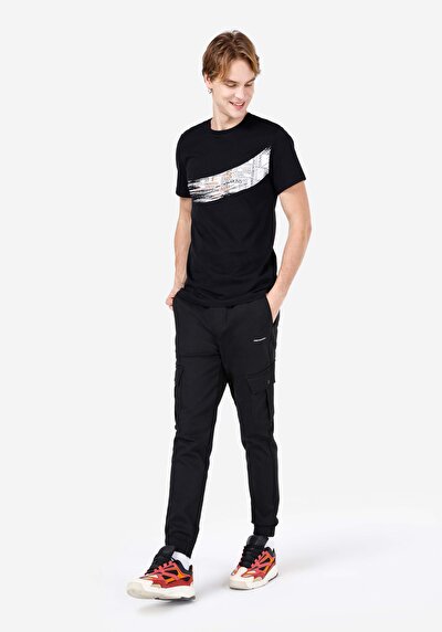 صورة من نحيف الخصر للرجال بنطلون أسود