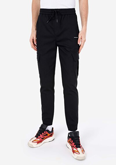 صورة من نحيف الخصر للرجال بنطلون أسود