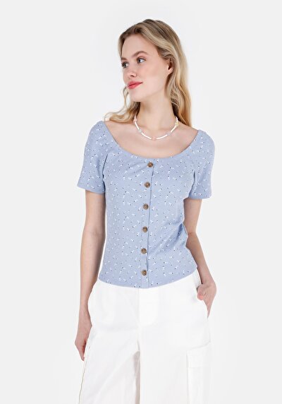 صورة من تي شيرت نسائي أزرق بأكمام قصيرة بياقة مربعة نسائي