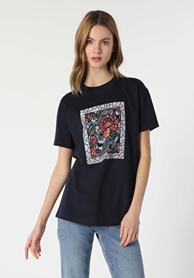 صورة من أزرق بحري للنساء تي شيرت بأكمام قصيرة