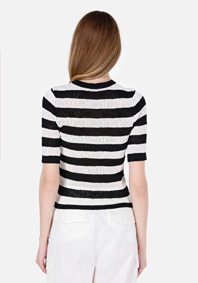 اعرض التفاصيل لـ Slim Fit كنزة نسائية سوداء