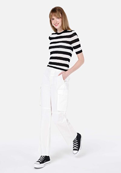 اعرض التفاصيل لـ Slim Fit كنزة نسائية سوداء