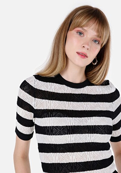 صورة من Slim Fit كنزة نسائية سوداء