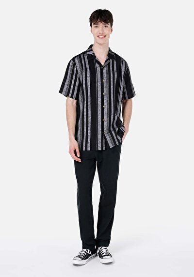 صورة من قميص عادي رقبة مخطط رجالي أسود كم قصير قميص