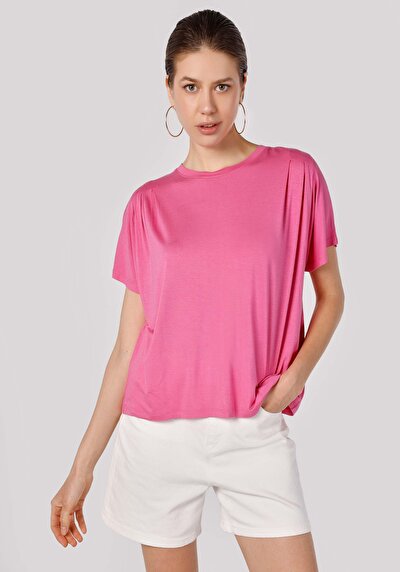 صورة من وردي للنساء تي شيرت بأكمام قصيرة