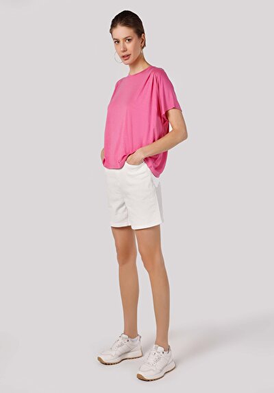 صورة من وردي للنساء تي شيرت بأكمام قصيرة