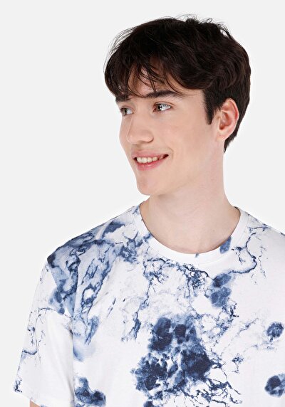 صورة من كومفورت فيت رقبة مستديرة رجالي أبيض بأكمام قصيرة تي شيرت