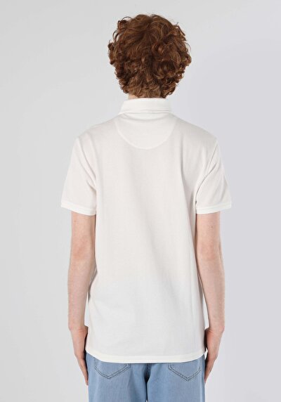 صورة من أبيض للرجال قميص بولو كم قصير