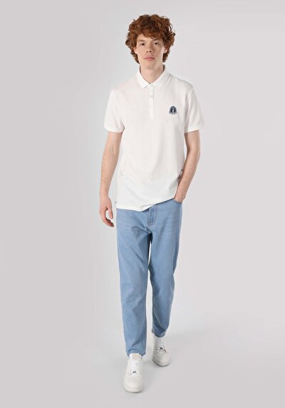 صورة من أبيض للرجال قميص بولو كم قصير