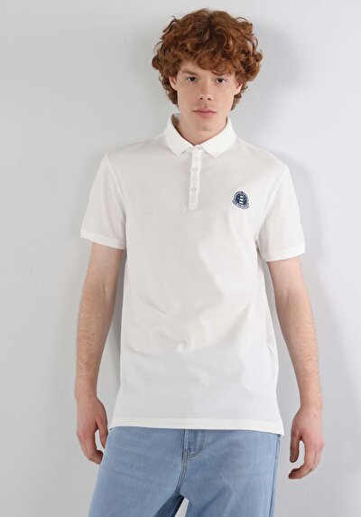 صورة من أبيض للرجال قميص بولو كم قصير