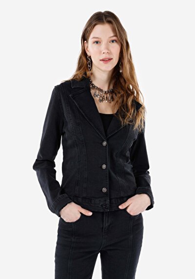 صورة من جاكيت أزرق نسائي غير مبطن بقصة عادية