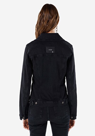 اعرض التفاصيل لـ جاكيت أزرق نسائي غير مبطن بقصة عادية