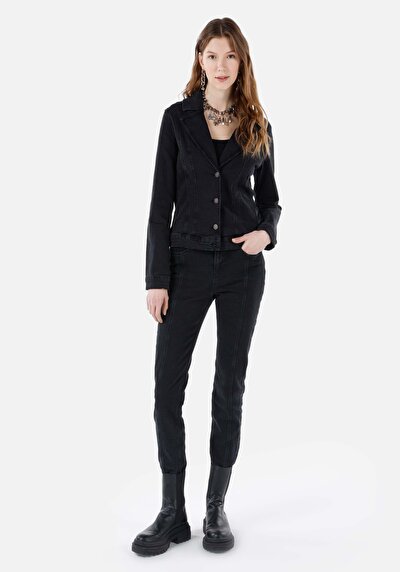 صورة من جاكيت أزرق نسائي غير مبطن بقصة عادية