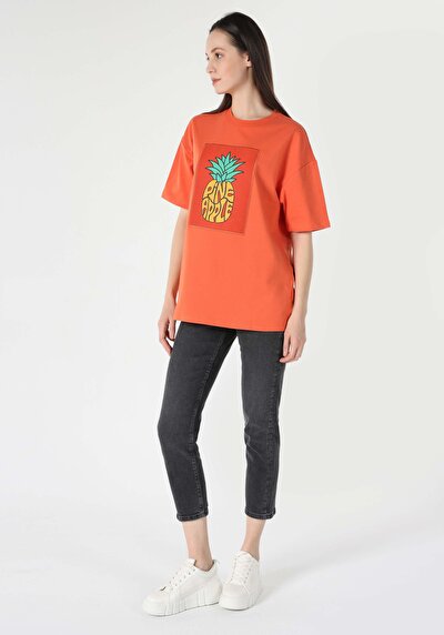 صورة من برتقالي للنساء تي شيرت بأكمام قصيرة