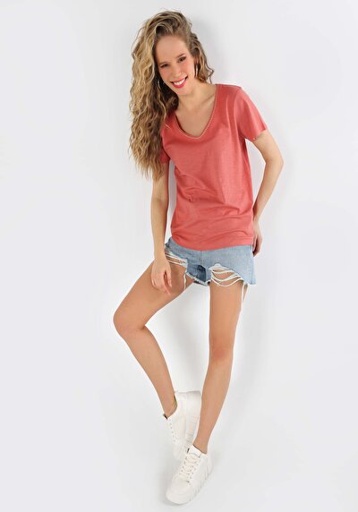 صورة من بني للنساء تي شيرت بأكمام قصيرة