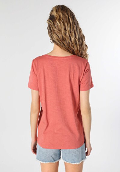 صورة من بني للنساء تي شيرت بأكمام قصيرة