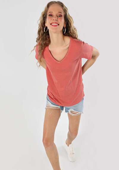 صورة من بني للنساء تي شيرت بأكمام قصيرة