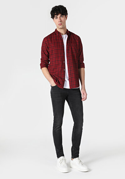 صورة من أحمر للرجال قميص  كم طويل