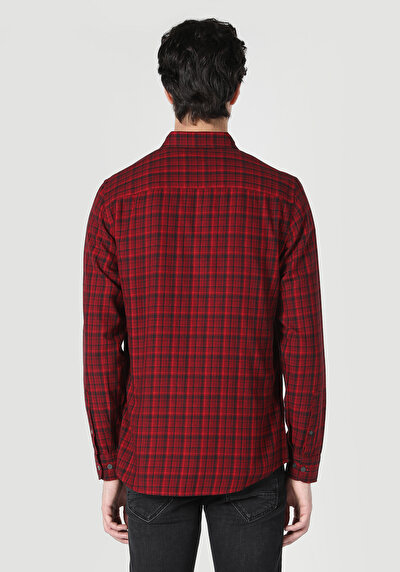 صورة من أحمر للرجال قميص كم طويل