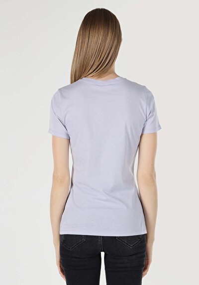 صورة من رقبة مستديرة مطبوعة نسائية أرجواني بأكمام قصيرة تي شيرت