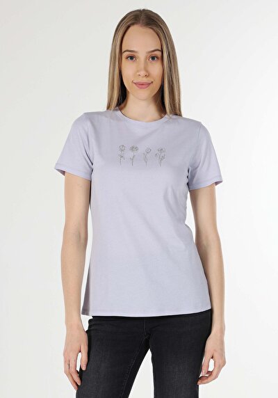 صورة من رقبة مستديرة مطبوعة نسائية أرجواني بأكمام قصيرة تي شيرت