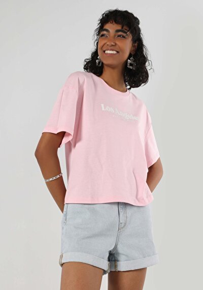 صورة من وردي للنساء تي شيرت بأكمام قصيرة