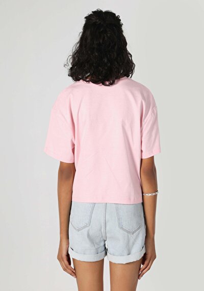 صورة من وردي للنساء تي شيرت بأكمام قصيرة