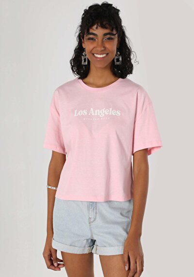 صورة من وردي للنساء تي شيرت بأكمام قصيرة