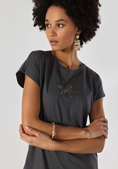 صورة من أنتراسيت للنساء تي شيرت بأكمام قصيرة