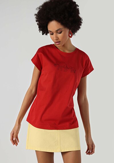 صورة من أحمر للنساء تي شيرت بأكمام قصيرة