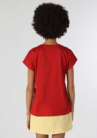 صورة من أحمر للنساء تي شيرت بأكمام قصيرة