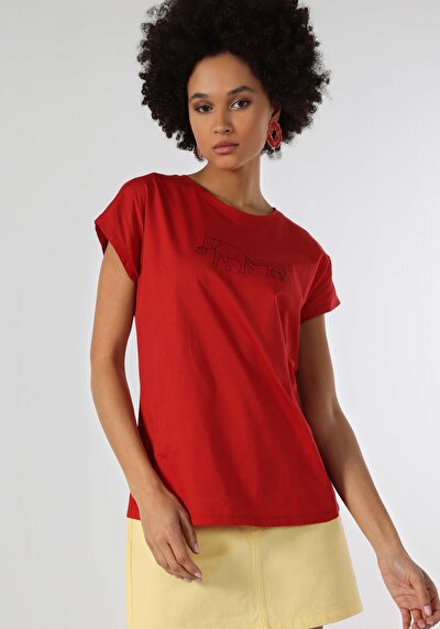 صورة من أحمر للنساء تي شيرت بأكمام قصيرة