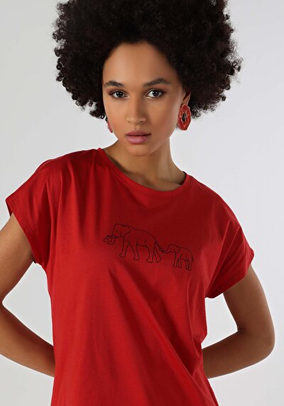 صورة من أحمر للنساء تي شيرت بأكمام قصيرة