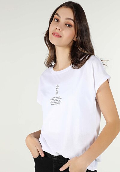 صورة من   رقبة مستديرة مطبوعة نسائية أبيض قصيرة أكمام تي شيرت