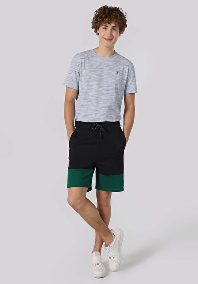 صورة من أزرق بحري للرجال شورت