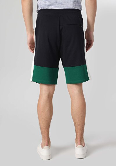 صورة من أزرق بحري للرجال شورت