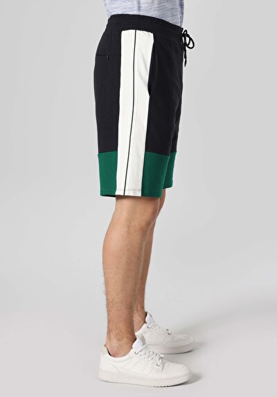 صورة من أزرق بحري للرجال شورت