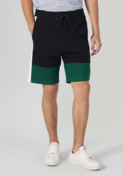 صورة من أزرق بحري للرجال شورت