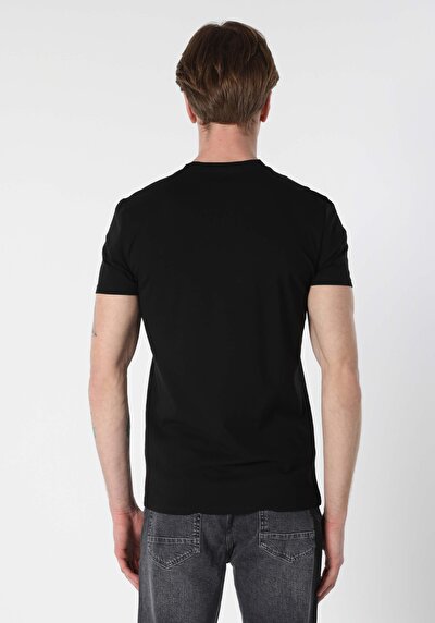 صورة من أسود للرجال تي شيرت بأكمام قصيرة