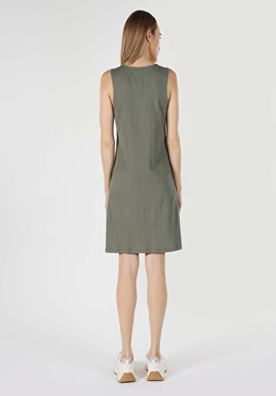 صورة من مستقيم نسائي أخضر فستان قصير الأكمام