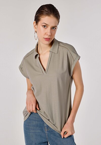 صورة من أخضر للنساء تي شيرت بأكمام قصيرة