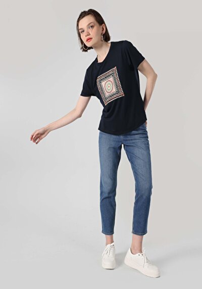 صورة من أزرق بحري للنساء تي شيرت بأكمام قصيرة