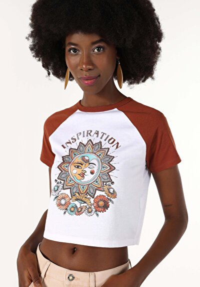 صورة من ضيق قصة رقبة مستديرة نسائي أبيض كم قصير تي شيرت